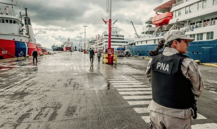 Intervención a palazos: el Gobierno de Milei militarizó el Puerto de Ushuaia y dejó a los trabajadores en la calle