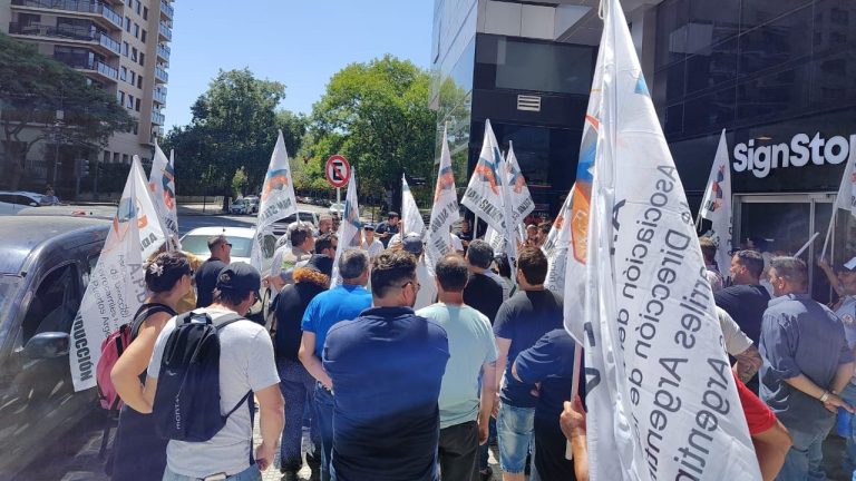 (ATE) denuncia el despido de casi 100 trabajadores en la Administración General de Puertos de Buenos Aires.