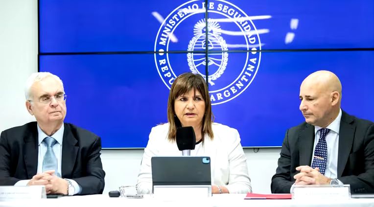 La ministra de Seguridad Patricia Bullrich anuncia que los hechos de violencia en Rosario serán denunciados como 