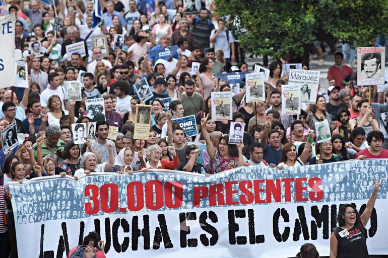 Marcha por la Memoria: Organizaciones y Gremios se Reúnen en Plaza de Mayo.