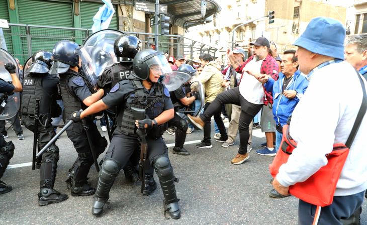 Terrible represión en el Congreso a  Jubilados y Manifestantes