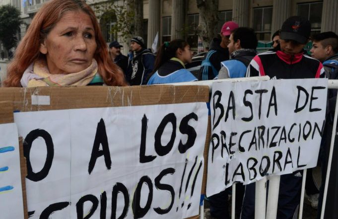 El Despido Masivo de Trabajadores Estatales y su Impacto en las Centrales Sindicales*