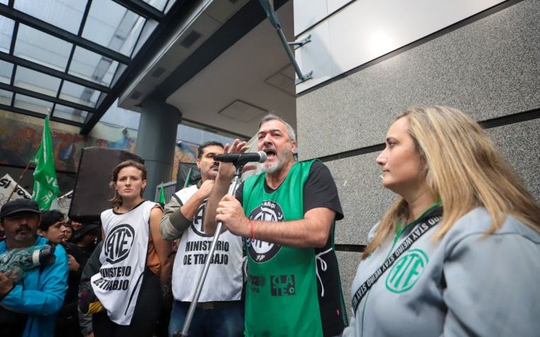 ATE inicia su plan de lucha con la ocupación de edificios gubernamentales en protesta por los despidos en el sector estatal
