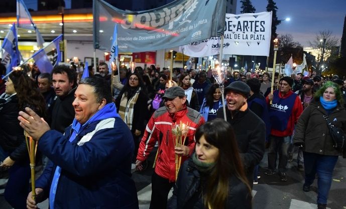 Docentes, no docentes y estudiantes de la UNLP realizaron una marcha de antorchas en el centro de La Plata en defensa de la educación pública.