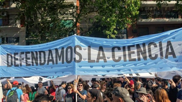 Fuerte retroceso del empleo cient&iacute;fico estatal: m&aacute;s de 6 mil puestos perdidos desde diciembre de 2023