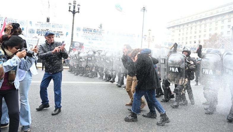 Represión en el Congreso: Manifestantes Heridos y Detenidos por Fuerzas de Seguridad.