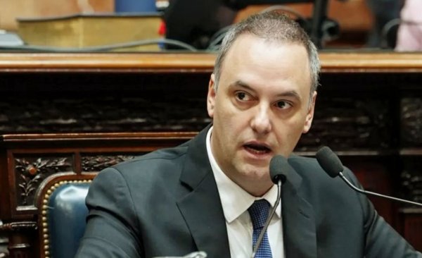 Milei blinda a Adorni mientras el Senado le da ox&iacute;geno a un Gobierno acorralado