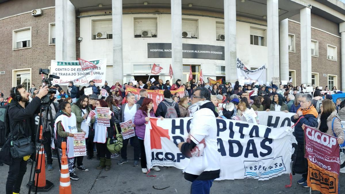 Personal del Hospital Posadas Realiza Paro por Reincorporación de Despedidos