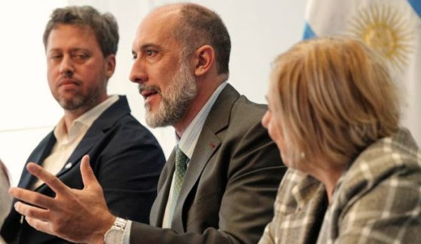 Esc&aacute;ndalo en C&oacute;rdoba: cuestionan el viaje del ministro Acosta a China con su esposa y exigen explicaciones por los gastos