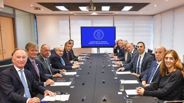 El Gobierno suspendió la Reunión entre la CGT y los Empresarios y Genera Tensión en el Conflicto Laboral.