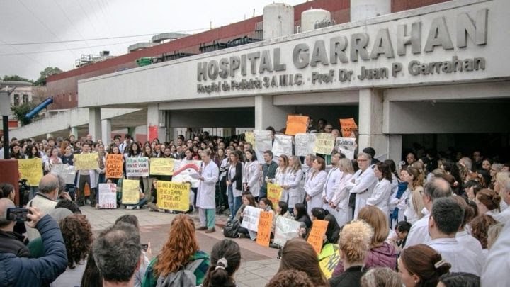 El presidente Javier Milei denunciado por atacar el orden democrático y desmantelar la salud infantil