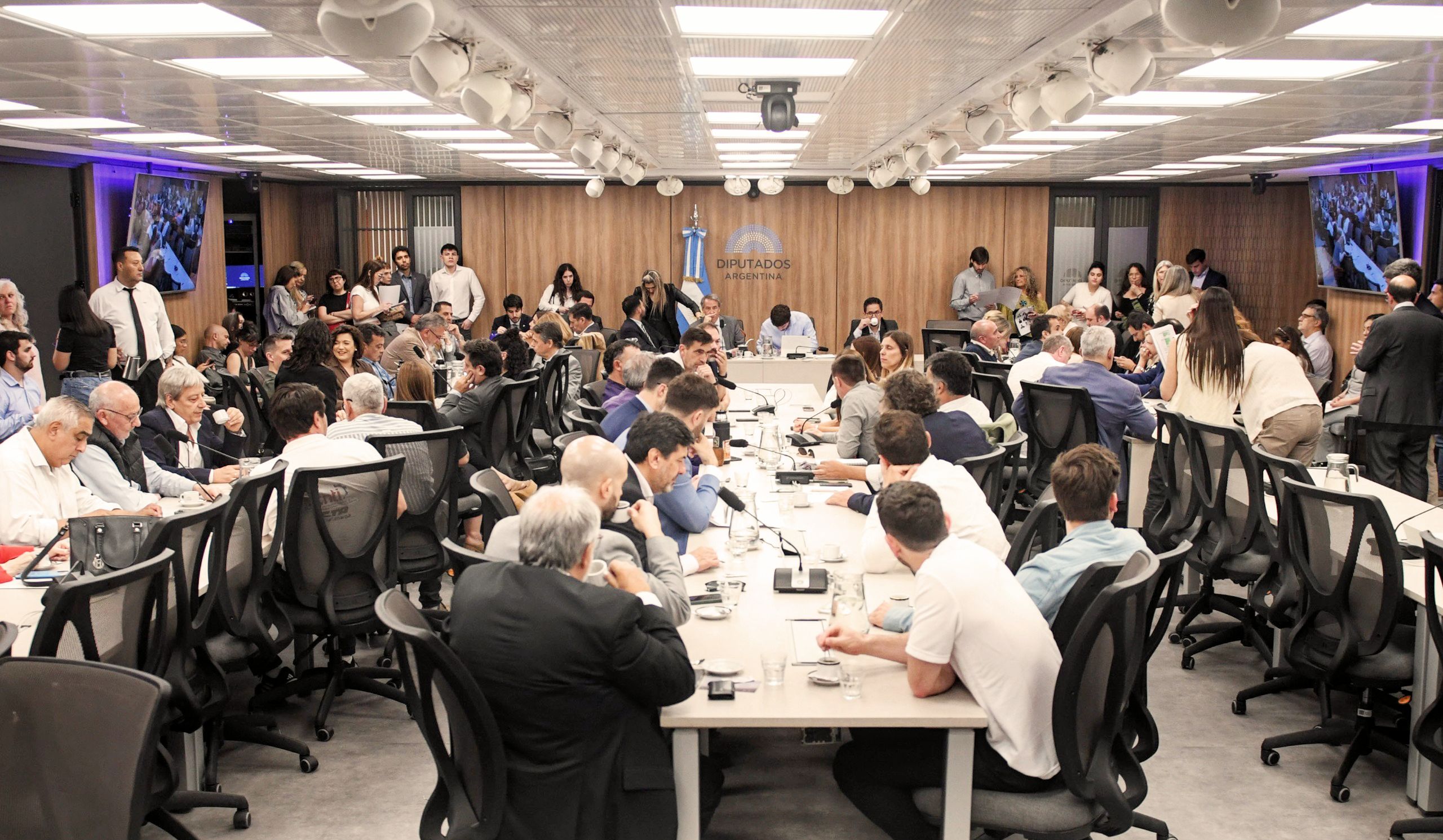 El Congreso exige frenar el sometimiento económico con EE. UU.”