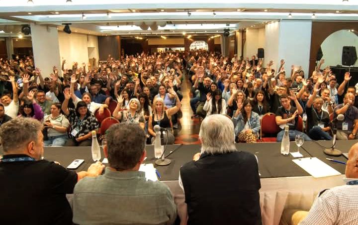 Crisis en las Paritarias de Camioneros: Hugo Moyano Convoca a sus Dirigentes para un Plan de Lucha.